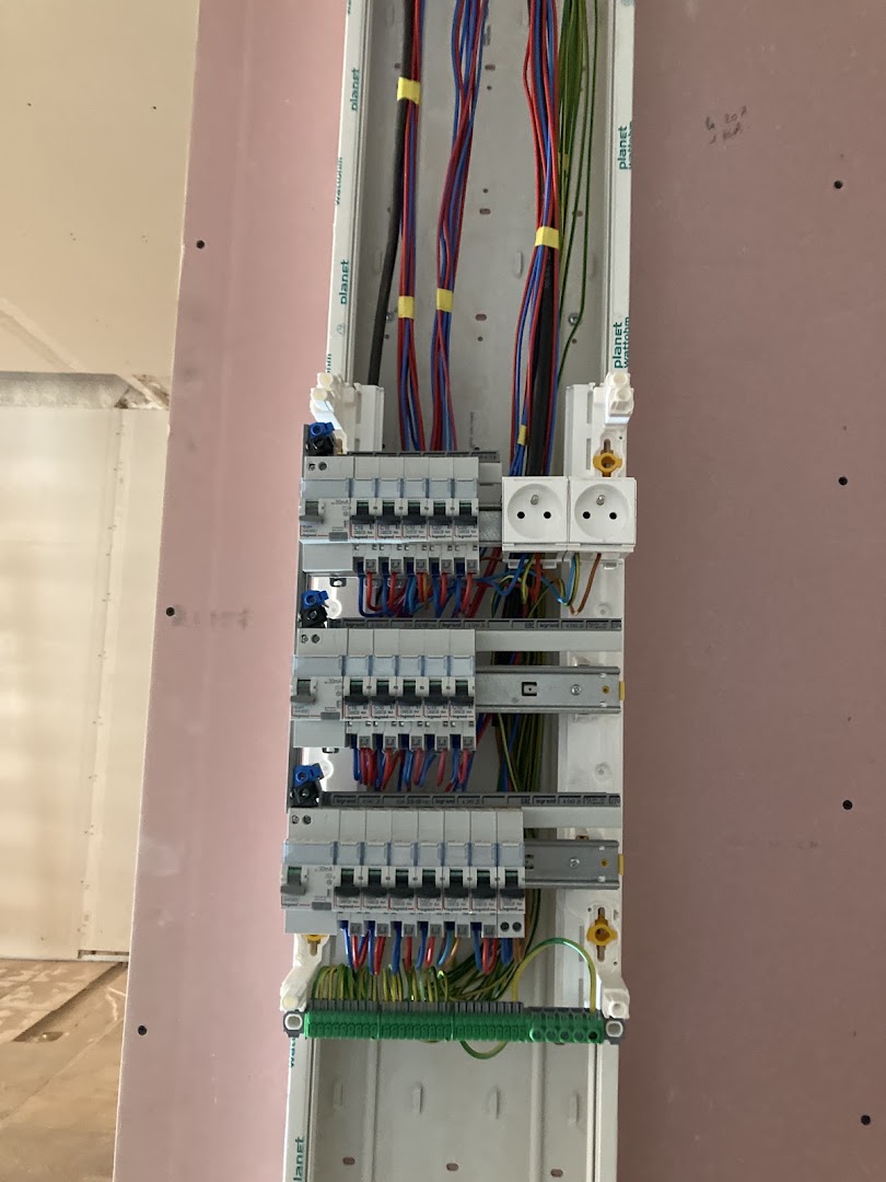 Nicolas plaquiste, électricien — Photos 10